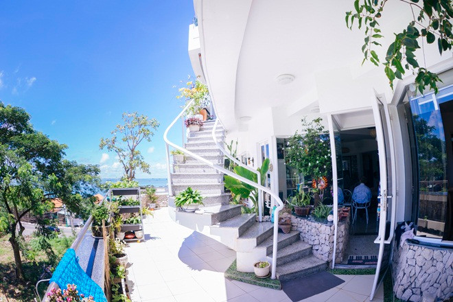 Không gian bên ngoài căn hộ bình yên - nơi nhạc sĩ có thể ngắm cảnh biển trước bình minh hay hoàng hôn. Ảnh: Tiền phong