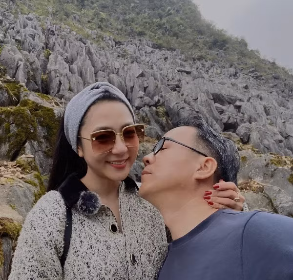 "Vua cá Koi" liên tục chia sẻ hình ảnh tình cảm bên vợ trẻ. Ảnh: FB Thang Ngo