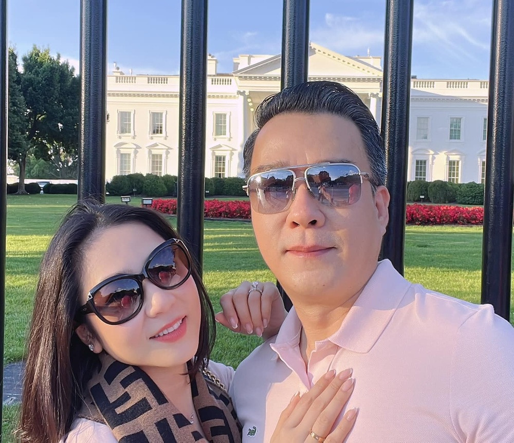 Hà Thanh Xuân đang lưu diễn tại nước ngoài. Sau thời gian ngắn ngủi thăm vợ, "Vua cá Koi" phải về Việt Nam tiếp tục công việc. Ảnh: FB Thang Ngo