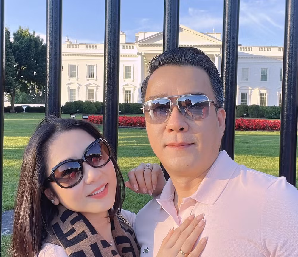 Hà Thanh Xuân đang lưu diễn tại nước ngoài. Sau thời gian ngắn ngủi thăm vợ, "Vua cá Koi" phải về Việt Nam tiếp tục công việc. Ảnh: FB Thang Ngo