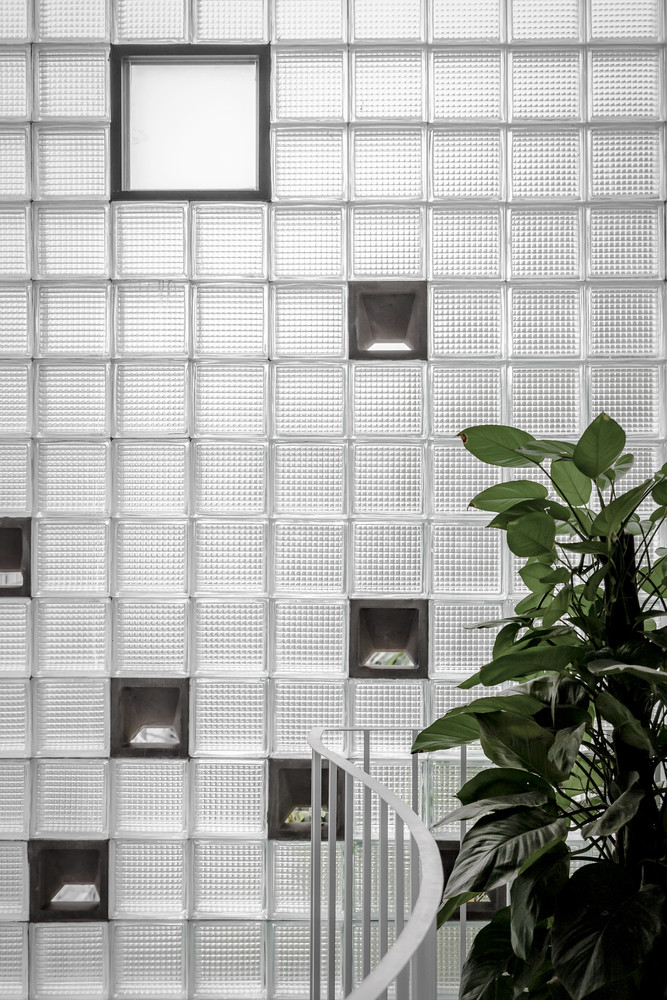 Các lỗ thông gió ở mặt tiền kết hợp cùng khoảng thông tầng và giếng trời phía trong tạo thành một hệ thống thông gió, giúp ngôi nhà luôn thoáng đãng.