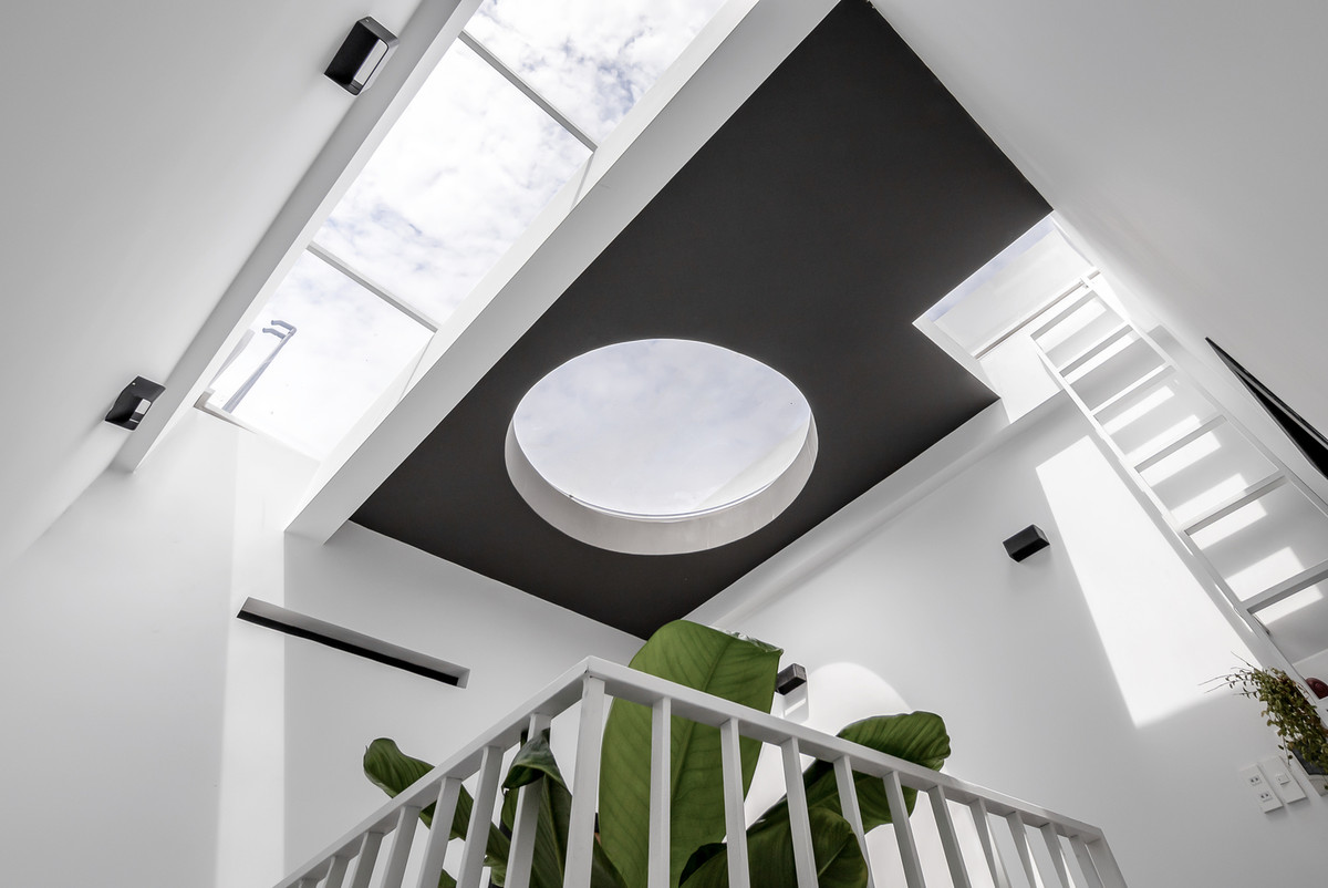 Với mặt tiền hướng Tây, thiết kế trở nên lung linh và nổi bật trong buổi chiều tà. Vào ban đêm, ánh sáng từ hệ thống đèn khéo léo xuyên qua các vách kính giúp không gian sáng và trong hơn.