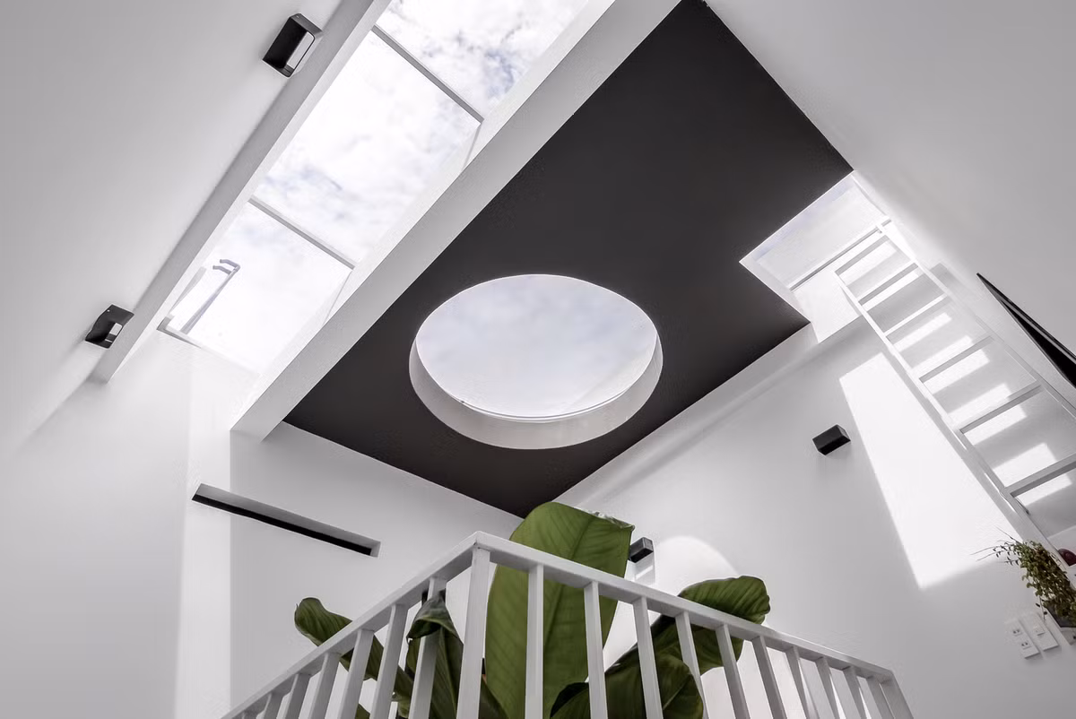 Với mặt tiền hướng Tây, thiết kế trở nên lung linh và nổi bật trong buổi chiều tà. Vào ban đêm, ánh sáng từ hệ thống đèn khéo léo xuyên qua các vách kính giúp không gian sáng và trong hơn.