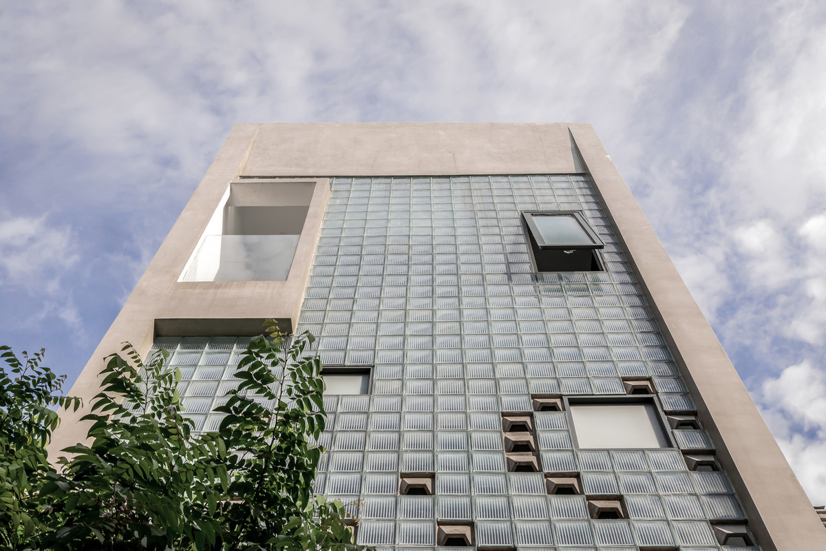 Thay vì đổ tường kín như những căn nhà thông thường khác, kiến trúc sư chọn thiết kế tận dụng gạch gương linh hoạt