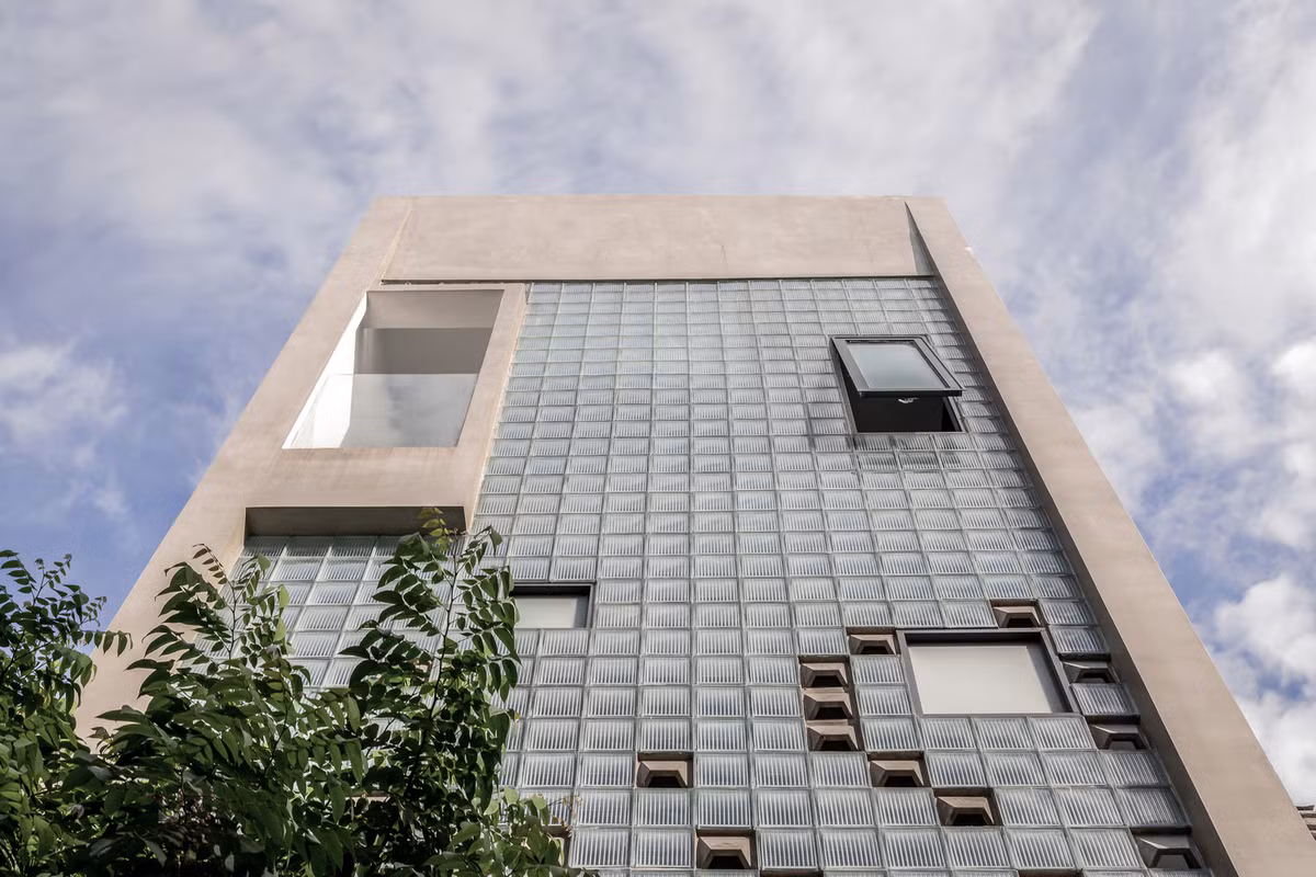 Thay vì đổ tường kín như những căn nhà thông thường khác, kiến trúc sư chọn thiết kế tận dụng gạch gương linh hoạt