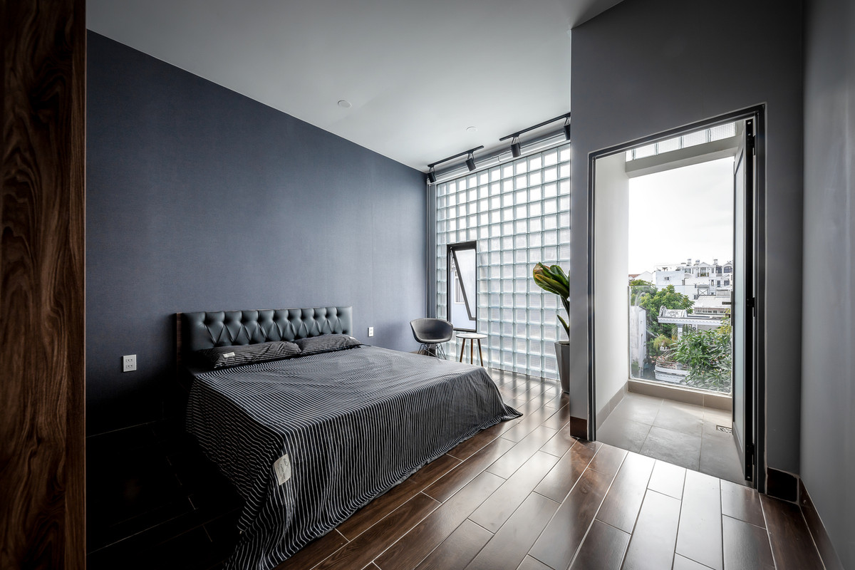 Không gian phòng ngủ cũng được lấy sáng tự nhiên từ lớp gạch kính.