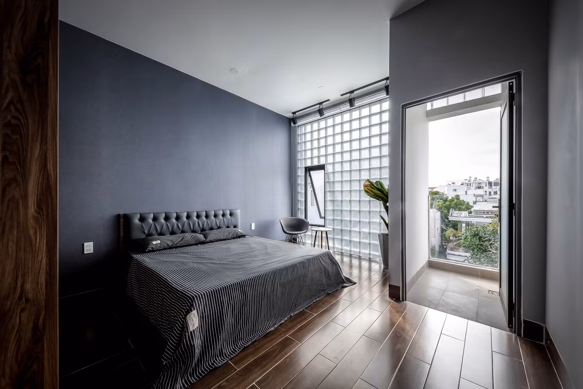 Không gian phòng ngủ cũng được lấy sáng tự nhiên từ lớp gạch kính.