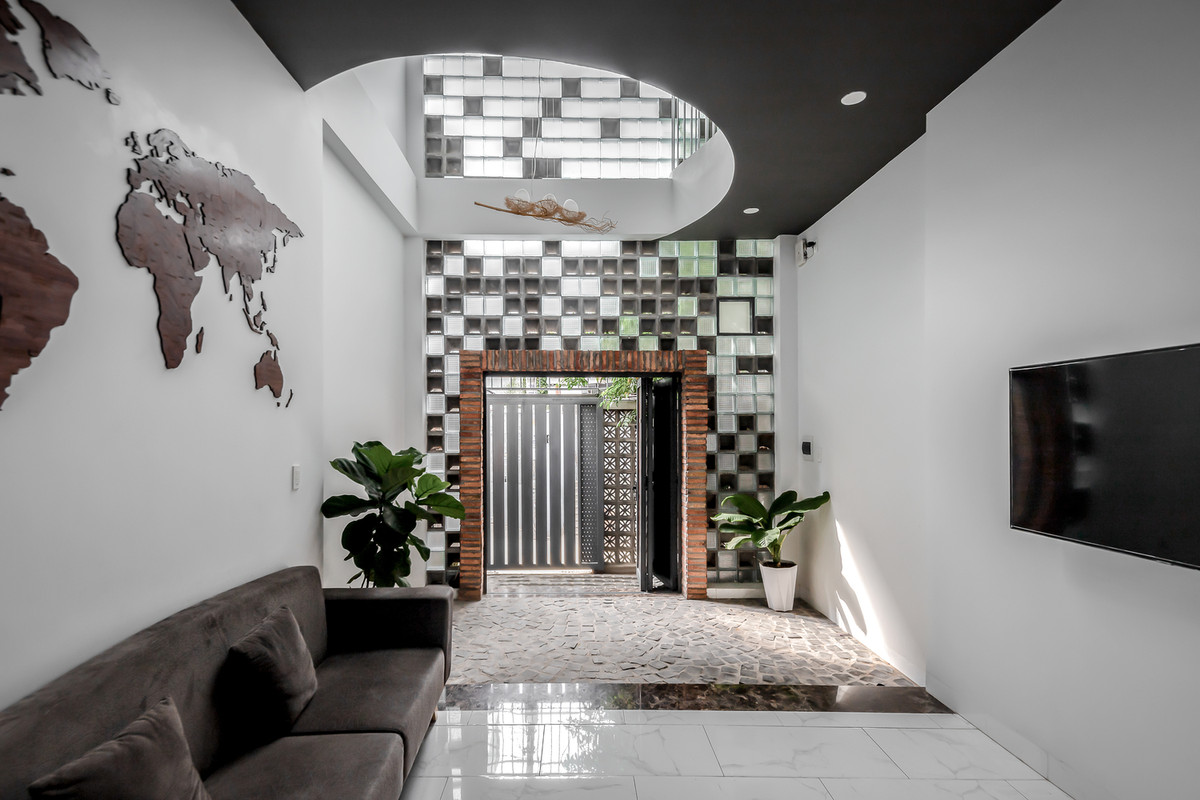 Tầng trệt là không gian sinh hoạt chung. Tầng hai là các phòng ngủ và tầng thượng là không gian giặt giũ.