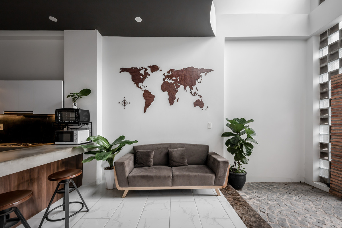 Nội thất trong nhà được thiết kế theo phong cách tối giản kết hợp cùng tông màu trắng, đen mang đến một tổng thể nhà phố thanh lịch, thoải mái.