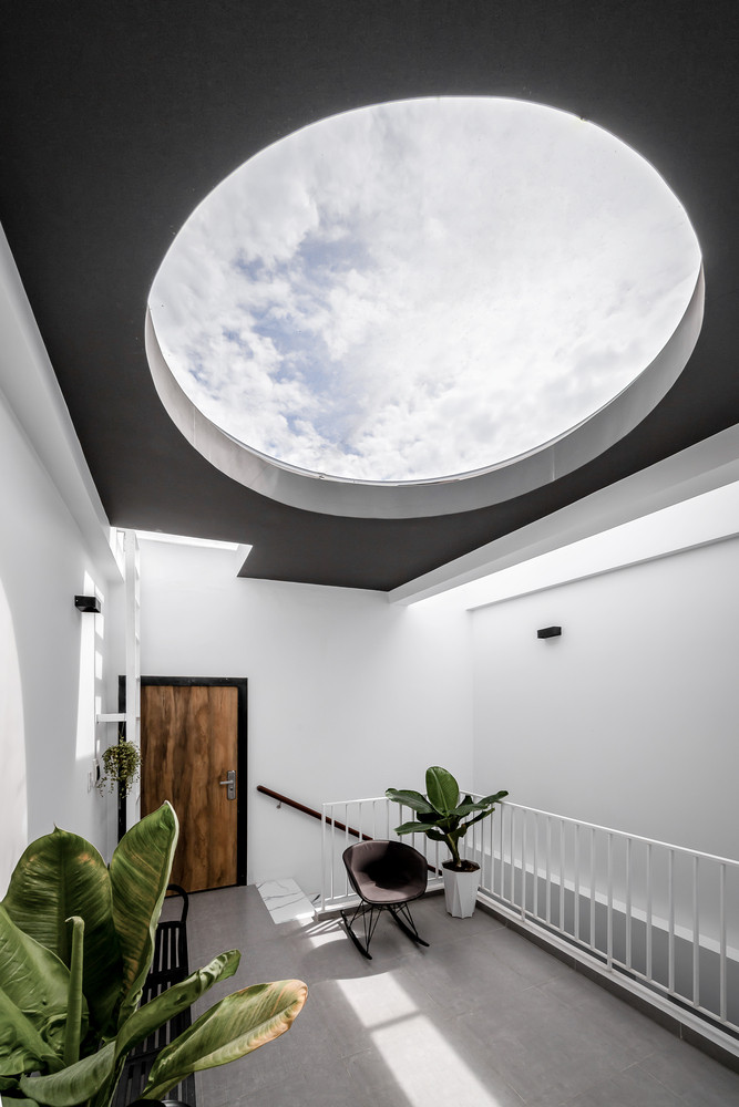 Điểm nhấn của ngôi nhà chính là sự giao thoa của cặp màu giữa trần và tường tạo nên một không gian mở thoáng mát và hài hòa.
