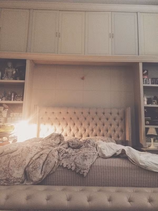 Phòng ngủ đậm chất quý tộc của nhà thiết kế Lý Quí Khánh. Ảnh: FBNV