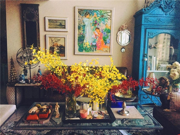 Hiện nay, NTK Lý Quí Khánh đã dọn ra ở riêng tại một căn chung cư cao cấp trong nội thành Sài Gòn. Ảnh: FBNV