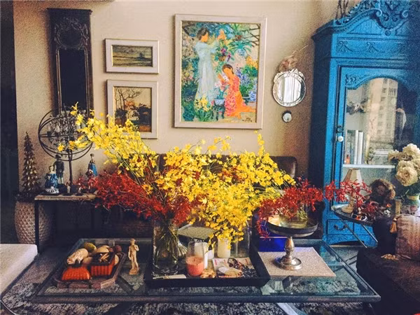 Hiện nay, NTK Lý Quí Khánh đã dọn ra ở riêng tại một căn chung cư cao cấp trong nội thành Sài Gòn. Ảnh: FBNV