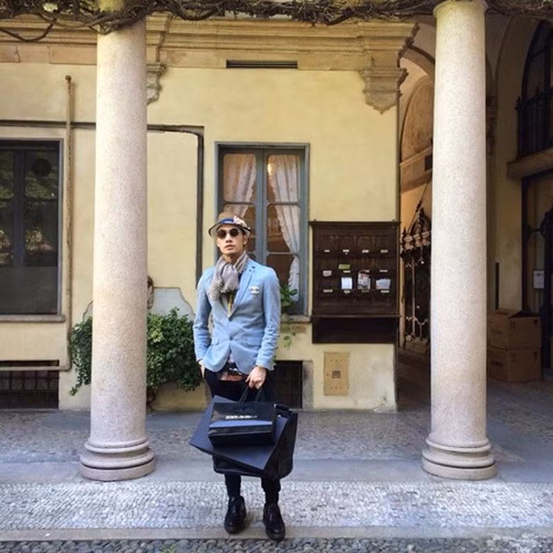 Từ cổng đi vào trong căn biệt thự phải đi một đoạn đường dài mới tới nơi. Ảnh: Yan