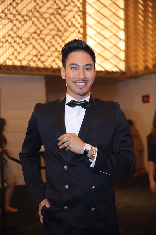 Nhà thiết kế Lý Quí Khánh nổi tiêng còn gọi là “hoàng tử bé” của gia tộc Lý Quí. Anh từng tiết lộ rằng anh lớn lên trong một gia đình đáng tự hào và anh được thừa hưởng những tinh hoa của gia đình. Ảnh: Khám phá