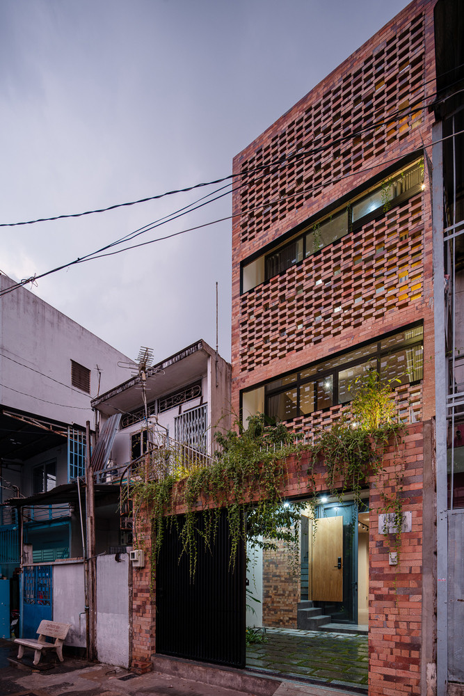 Khi tiếp cận, nhóm kiến trúc sư nhận thấy khu đất có vị trí đặc biệt, mặt tiền hướng ra một khoảng không lớn của nhà máy cao 2 tầng so với nhà hiện trạng nhưng bị che bởi một vách tường rào.