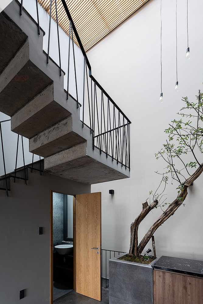 Phòng tắm bố trí cuối phòng bếp, bên dưới gầm cầu thang vừa kín đáo vừa tiết kiệm diện tích xây dựng.