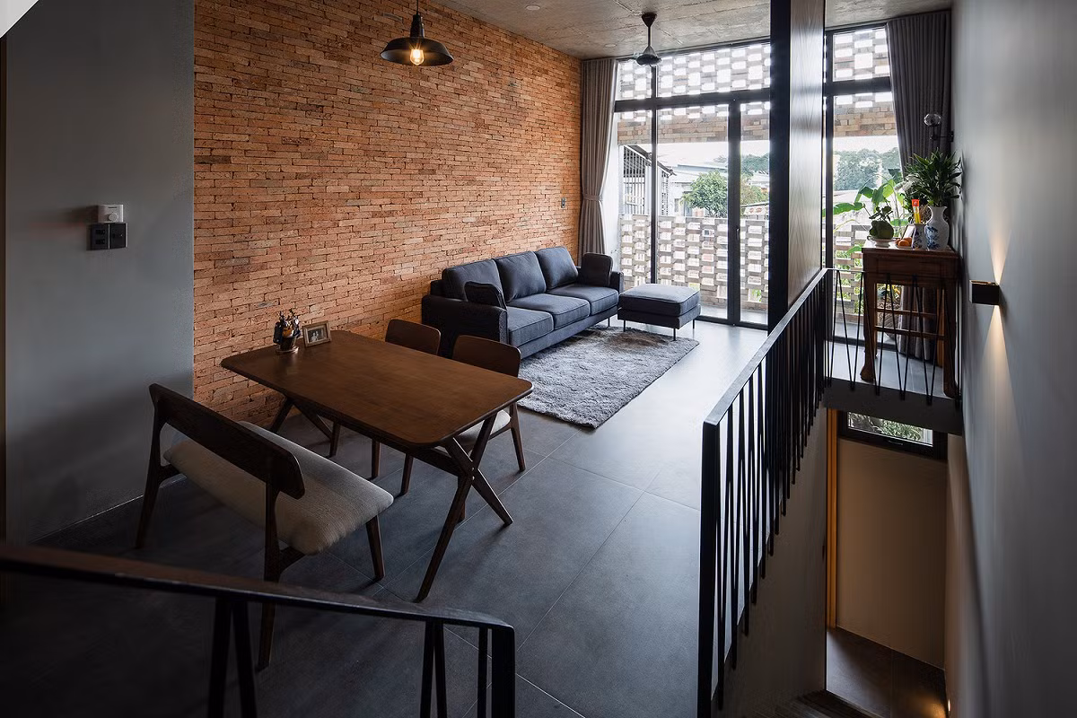 Phòng khách thiết kế tối giản nhưng tạo điểm nhấn nhờ bức tường gạch thô mộc.