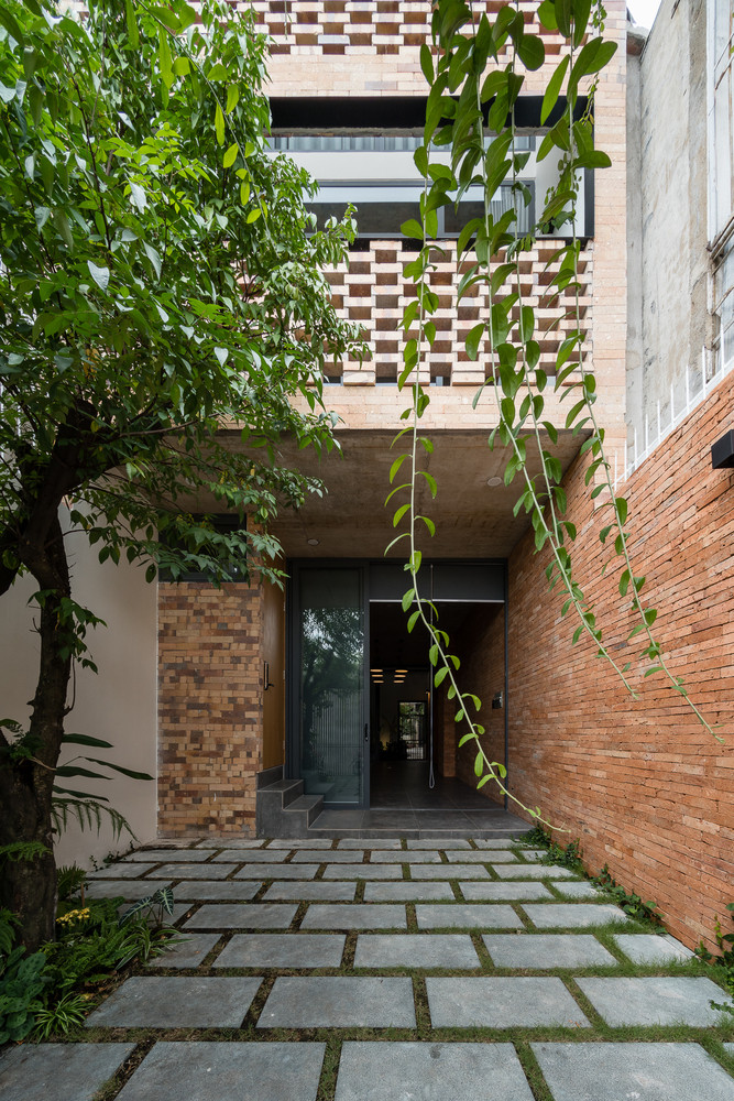 Việc sử dụng vật liệu bền vững, gạch mộc, trần bê tông, gỗ tự nhiên nên giúp không gian gần gũi gắn liền với thiên nhiên. Nguồn ảnh: Quang Tran