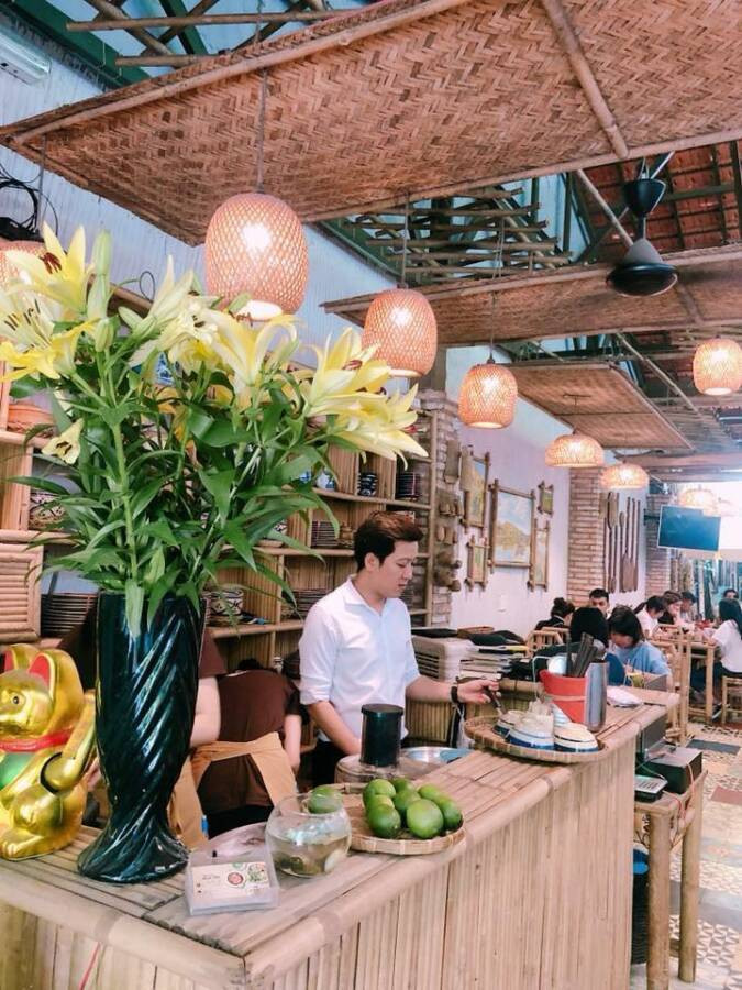 Đầu năm 2020, Trường Giang - Nhã Phương cùng về quê khai trương thêm cửa hàng hải sản diện tích hàng nghìn m2. Ảnh: Toplist Vietnam