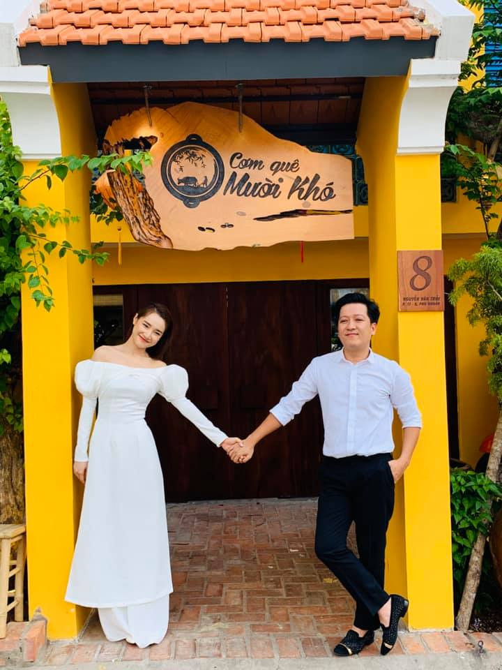 Ngoài nghệ thuật, nam danh hài còn hoạt động kinh doanh sôi nổi. Anh mở chuỗi quán cà phê, cửa hàng cơm quê tại khu vực TP.HCM. Ảnh: Dân Việt