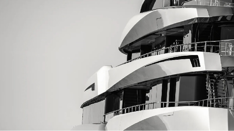 Mỗi tầng trên du thuyền có trần cao 2,6m, cửa sổ dài 9m chạy dọc từng phòng và ban công kính bao quanh. Ảnh: Boatinternational