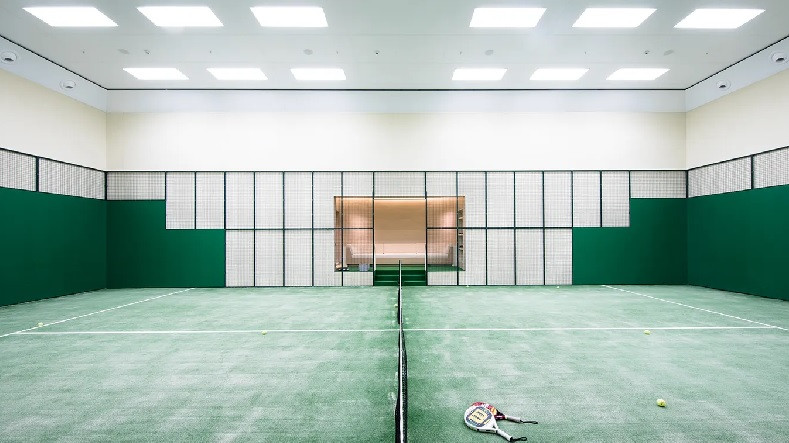 Tỷ phú Joe Lewis còn yêu cầu thiết kế một sân tennis trong nhà lắp đặt trên du thuyền. Ảnh: Boatinternational