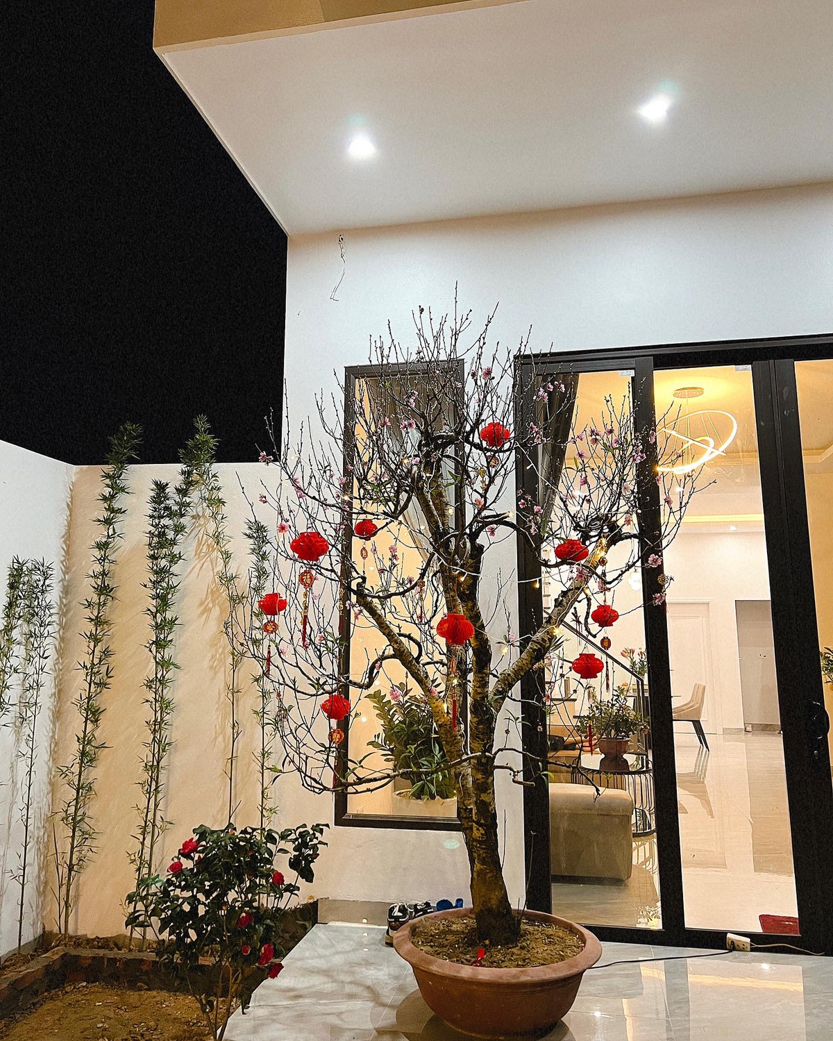 Căn nhà khang trang với lối kiến trúc hiện đại. Nhà sử dụng cửa kính để tận dụng tối đa nguồn sáng tự nhiên từ bên ngoài.