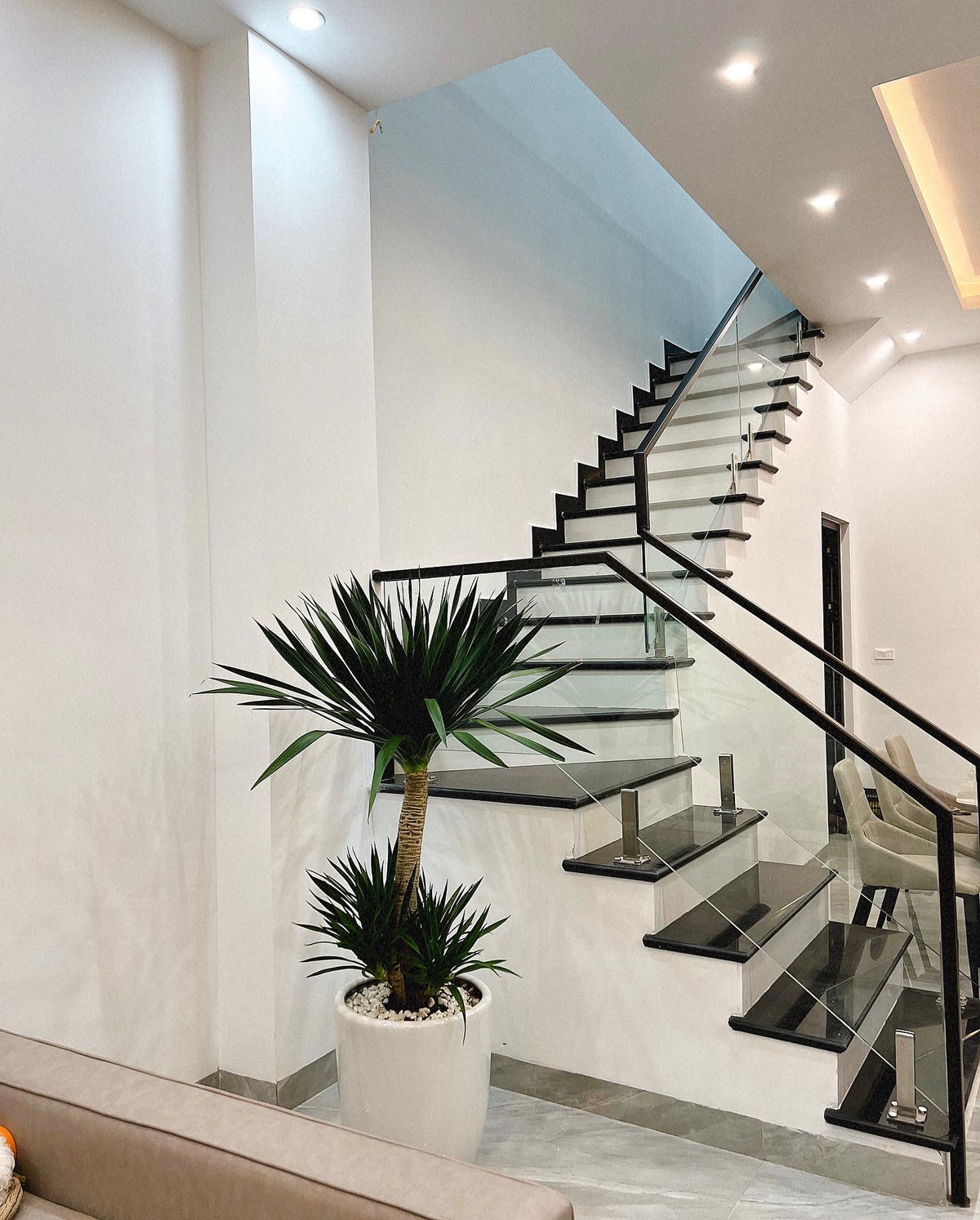 Vì mới xây nên trong nhà chưa có quá nhiều đồ đạc.