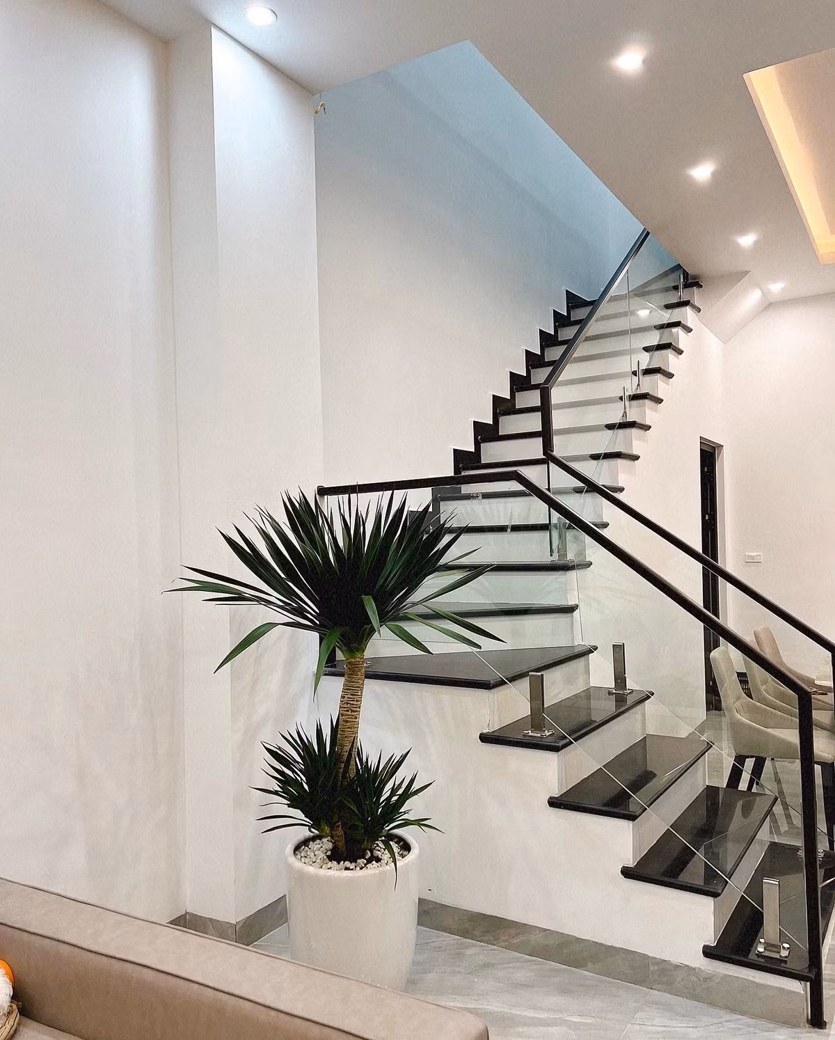 Vì mới xây nên trong nhà chưa có quá nhiều đồ đạc.