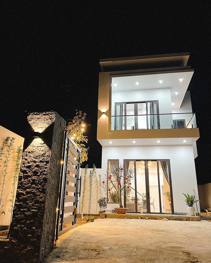 Cuối năm 2021 vừa qua, Thành Chung và bạn gái Tố Uyên cùng chuẩn bị chu đáo cho tổ ấm tương lai. May mắn công trình xây dựng hoàn thành trước Tết.