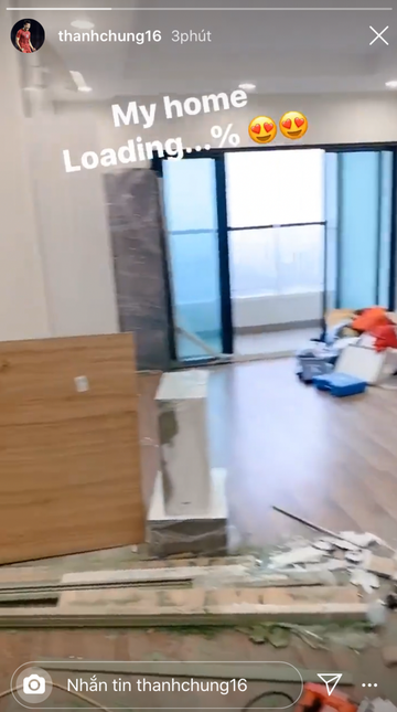 Trước đó, trung vệ Thành Chung từng mua một căn hộ chung cư cao cấp ở Hà Nội. Đó là căn hộ 2 phòng ngủ, có sàn ốp gỗ và ban công có thể quan sát được thành phố. Nguồn ảnh: FBNV