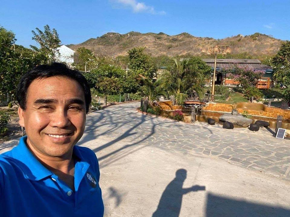 Giữa mảnh đất là khu nhà theo phong cách nhà cổ.