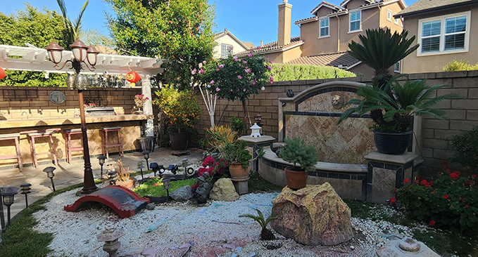 Một góc vườn được xây dựng cảnh quan như công viên mini.