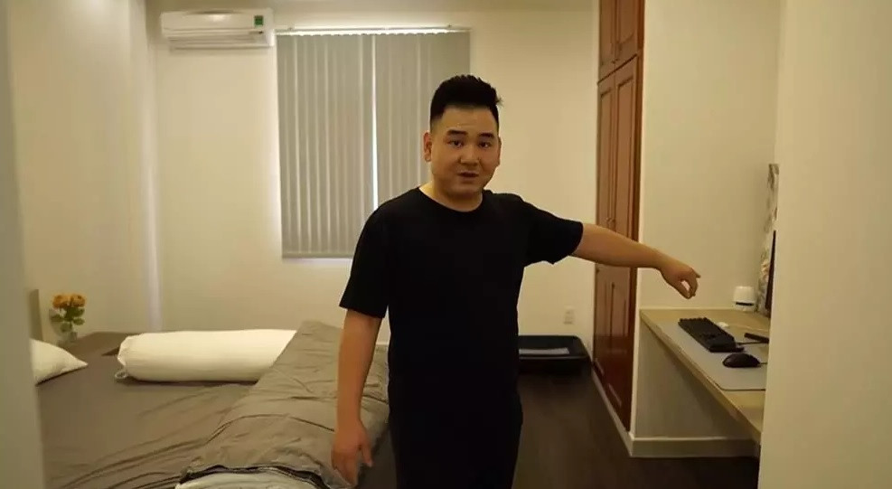 Cạnh phòng khách là một phòng ngủ riêng dành cho khách đến chơi. Ảnh: YouTube Xemesis