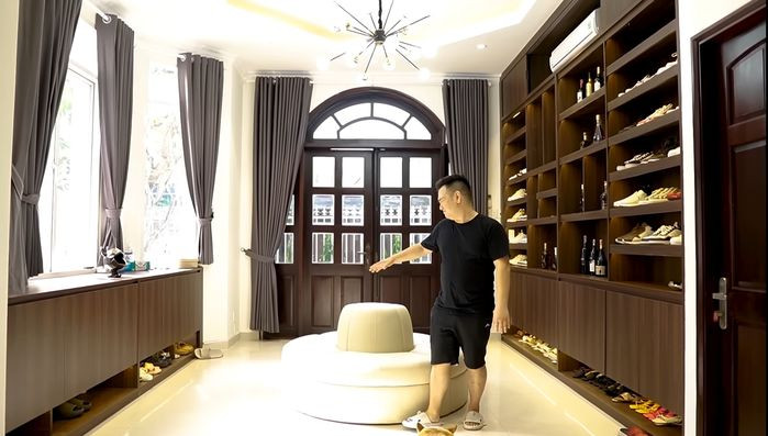 Theo đó, căn biệt thự mới của vợ chồng Xoài Non - Xemesis nằm ở khu Thảo Điền (TP HCM). Nhà gồm 3 tầng, mỗi tầng khoảng 100m2. Ảnh: YouTube Xemesis