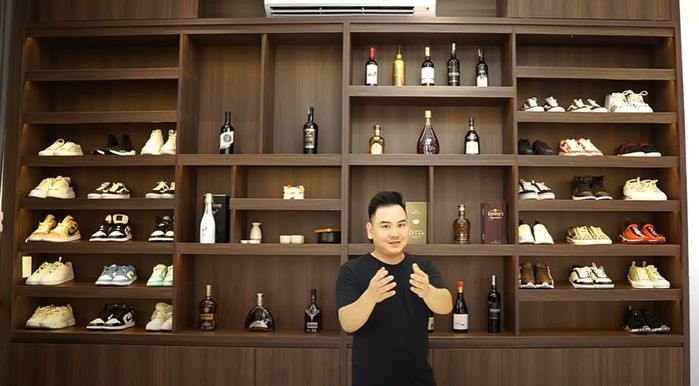 Căn nhà sử dụng 3 gam màu chủ đạo trắng, đen và be kết hợp nội thất bằng gỗ mang đến tổng thể hài hoà, sang trọng. Ảnh: YouTube Xemesis