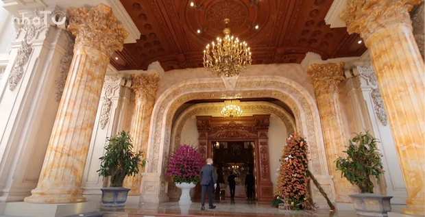 Sảnh đón khách rộng rãi, tráng lệ chẳng kém cạnh khách sạn hạng sang với đèn chùm mạ vàng lấp lánh. Ảnh chụp màn hình Nhato
