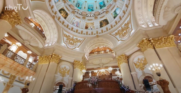 Trần nhà lộng lẫy như cung điện Châu Âu. Ảnh chụp màn hình Nhato