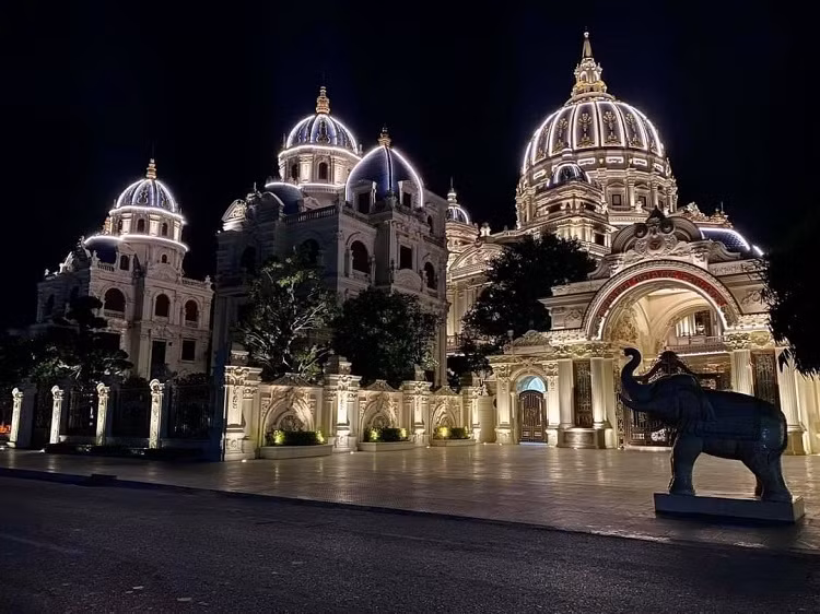 Lâu đài có diện tích mặt sàn là 15.000 m2 và chiều cao tương đương toà nhà nhà 18 tầng. Ảnh: Dân Việt