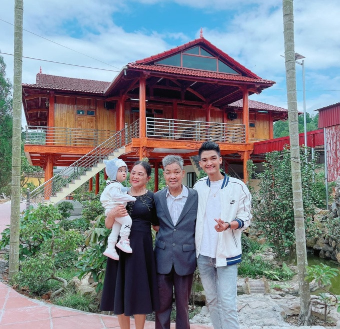 Năm ngoái, diễn viên Mạc Văn Khoa và chị gái đã xây nhà sàn có tổng diện tích 380 m2, làm quà báo hiếu bố mẹ. Ảnh: FBNV