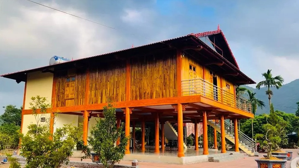 Có thể thấy ngôi nhà có sự cải tiến theo hướng hiện đại, nhưng vẫn giữ được những đặc trưng kiến trúc nhất định của kiểu nhà sàn. Ảnh: FBNV
