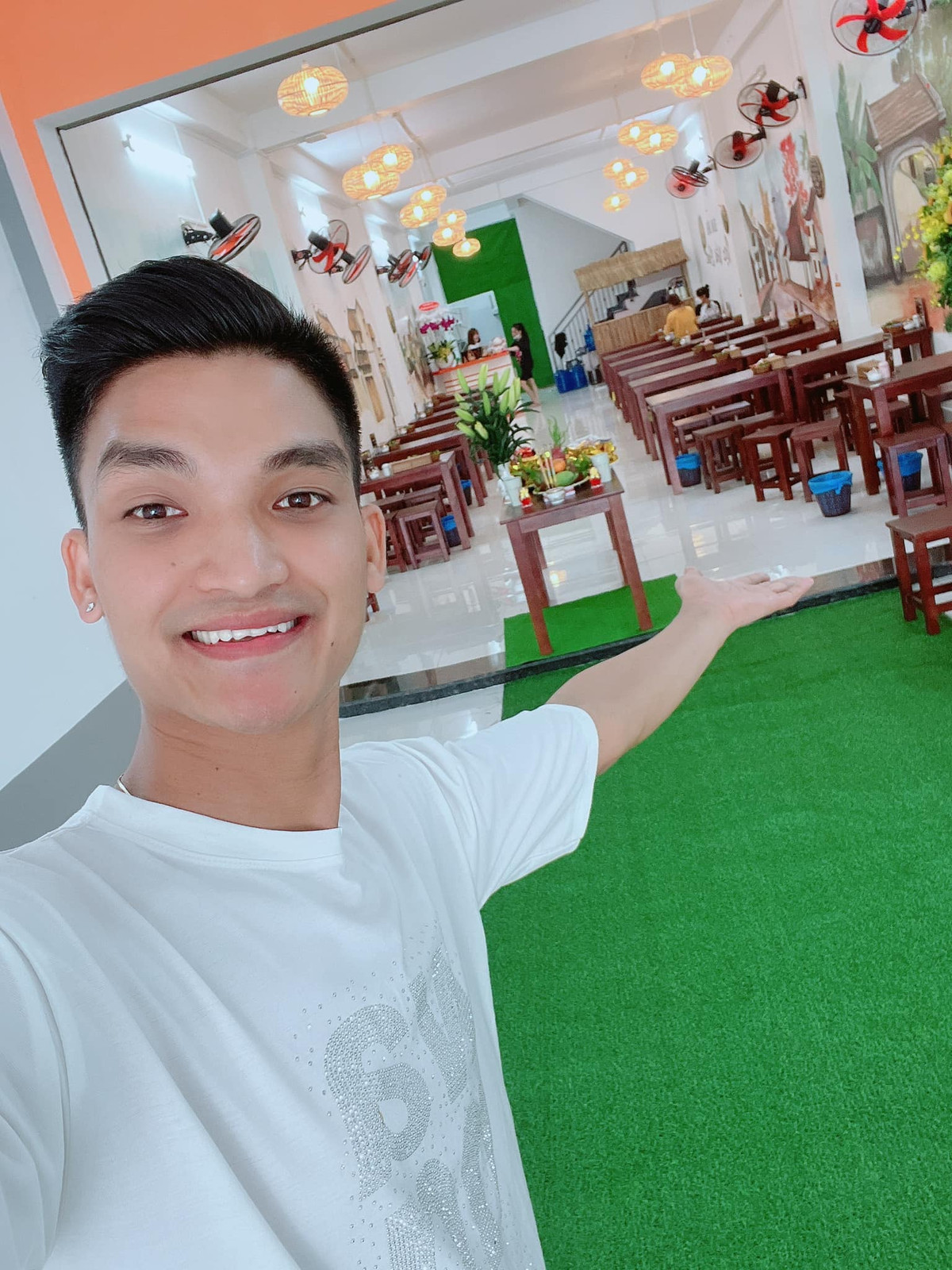 Thừa thắng xông lên, Mạc Văn Khoa lấn sân kinh doanh. Hiện tại, anh đã trở thành ông chủ của chuỗi nhà hàng ăn nên làm ra, có mặt ở nhiều tỉnh thành. Ảnh: Zing