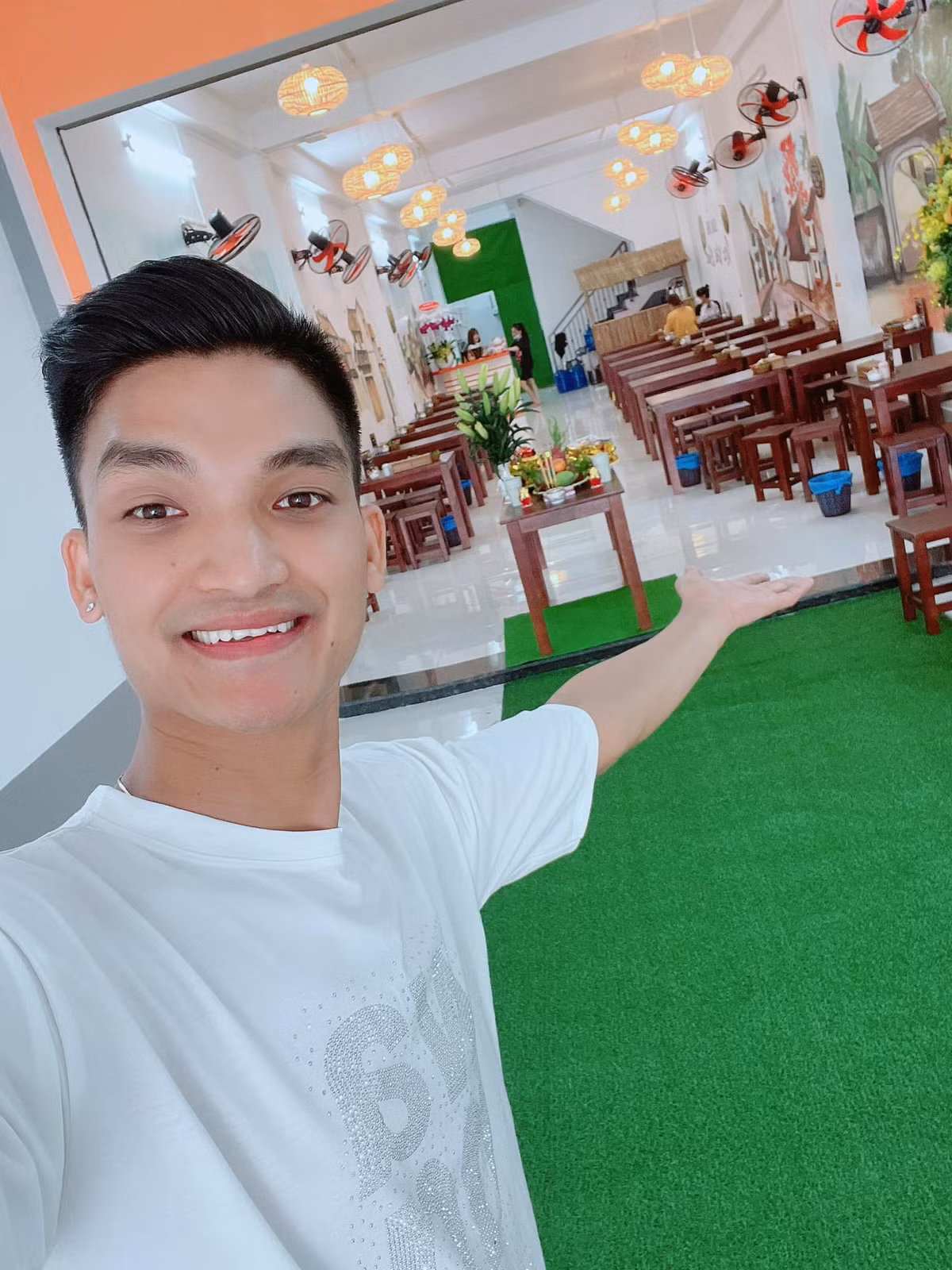 Thừa thắng xông lên, Mạc Văn Khoa lấn sân kinh doanh. Hiện tại, anh đã trở thành ông chủ của chuỗi nhà hàng ăn nên làm ra, có mặt ở nhiều tỉnh thành. Ảnh: Zing