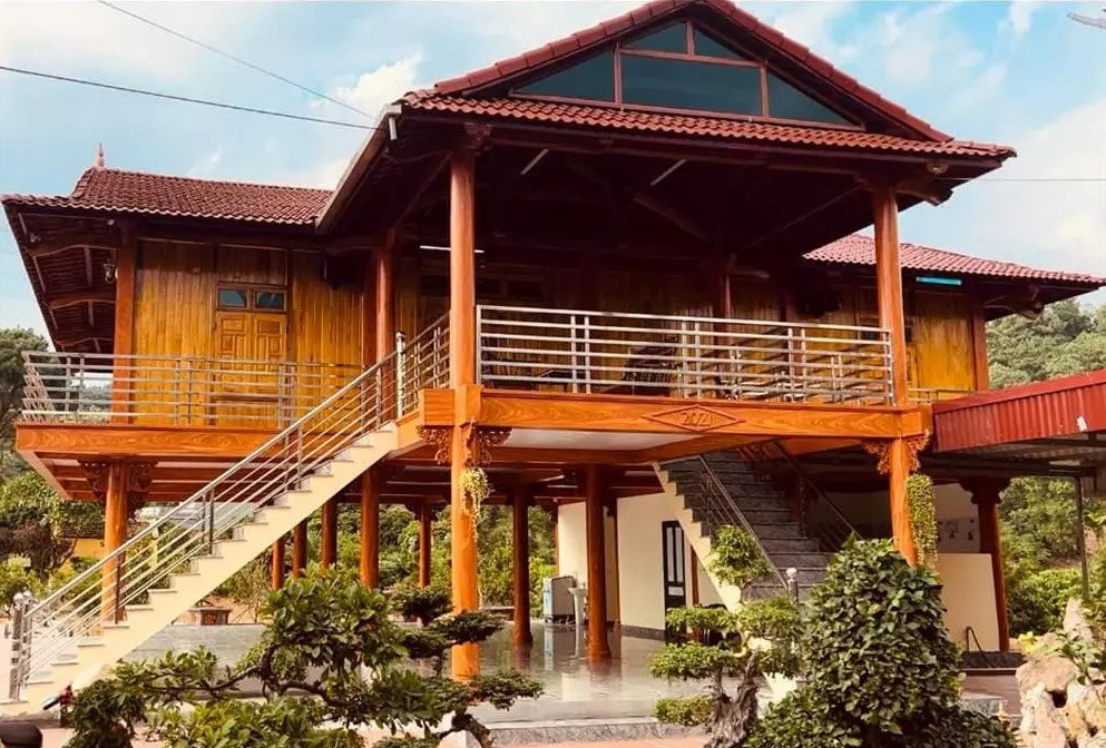 Không giống với các nhà sàn thời cổ xưa, phần nền nhà của bố mẹ Mạc Văn Khoa ở Hải Dương được gia cố bằng bê tông, lát gạch hoa, rất sạch sẽ. Ảnh: FBNV