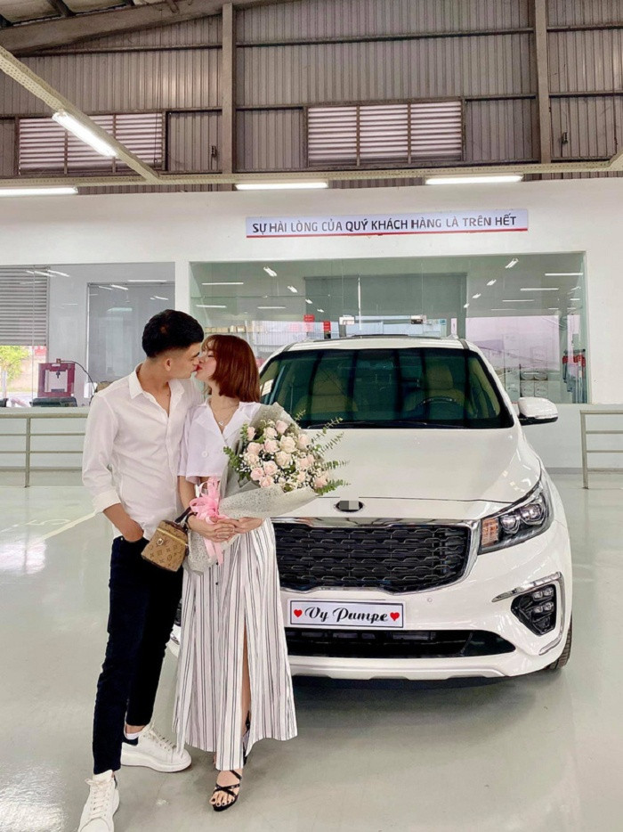 Giữa năm 2020, nam diễn viên tiếp tục tặng bạn gái món quà là một chiếc oto có giá trị hơn 1 tỷ đồng. Món quà này Mạc Văn Khoa tặng Vy Pume nhân kỷ niệm 5 năm yêu nhau. Ảnh: Báo giao thông