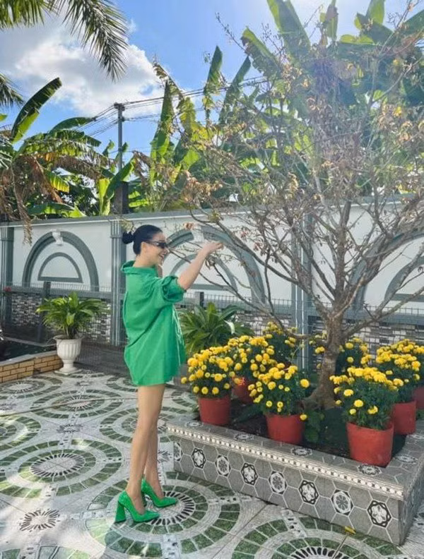 Nữ người mẫu lát sân bằng gạch hoa và thảm cỏ xanh mát. Ảnh: FBNV