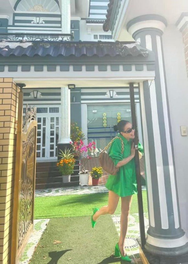 Khoảng sân vườn cũng khá rộng, trồng nhiều cây cảnh. Ảnh: FBNV