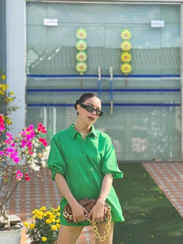 Từng có tuổi thơ cơ cực, phải sống trong căn nhà dột nóc, thế nhưng hiện tại, căn nhà của Trà Ngọc Hằng ở quê đã rất khang trang. Ảnh: FBNV