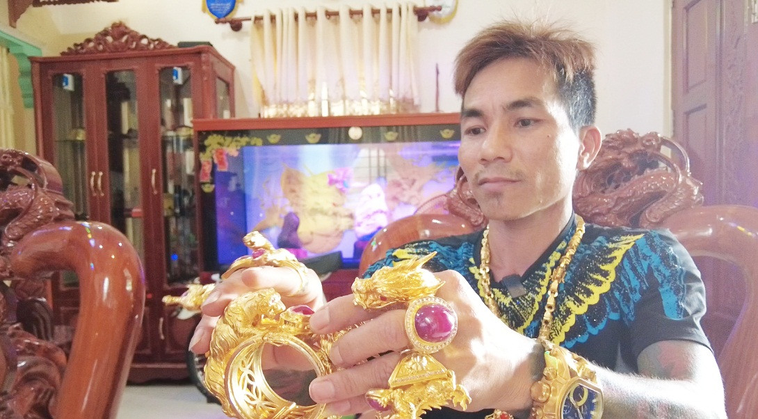 Theo Dân Việt, để có nhiều tiền mua vàng đeo như vậy, anh Lợi nuôi rồng Nam Mỹ, kinh doanh mỹ phẩm Mỹ, bán quán cà phê...Ảnh: Dân Việt